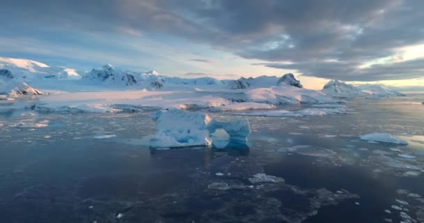 Vista Aérea Antártida Congelada Iceberg Arco Flotar Océano Helado Glaciar — Vídeos de Stock