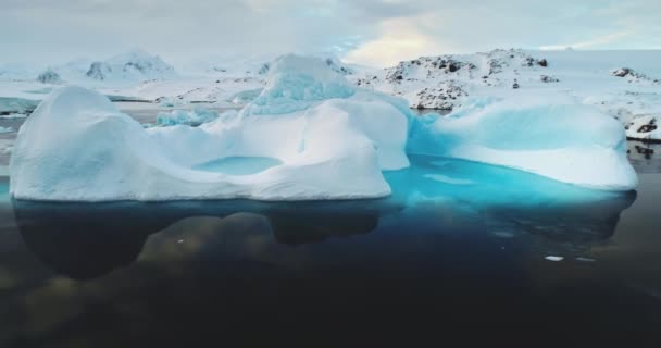 Calentamiento Global Derretimiento Icebergs Antártida Glaciar Con Cavidad Derretida Flotando — Vídeos de Stock