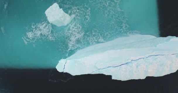 巨大的冰山在南极海融化 冰川飘扬在蔚蓝的浪花中 空中俯瞰全景 全球变暖 气候变化等环境生态问题 — 图库视频影像