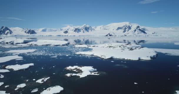 Paisaje Antártico Vista Aérea Día Soleado Vuela Sobre Desierto Virgen — Vídeo de stock
