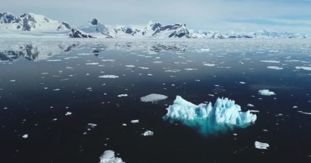 Roztapiający Się Dryf Góry Lodowej Otwartym Oceanie Antarktydy Arktyczny Krajobraz — Wideo stockowe