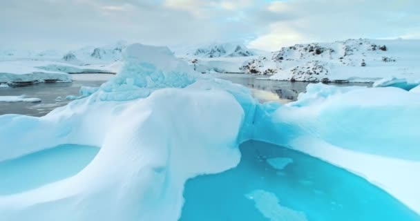 南极洲冰川融化 全球变暖 气候变化 冰山蓝色水腔在冷水中漂浮 极地海洋中的冰漂移 美丽的南极风景 近距离放大无人驾驶飞机射击 — 图库视频影像