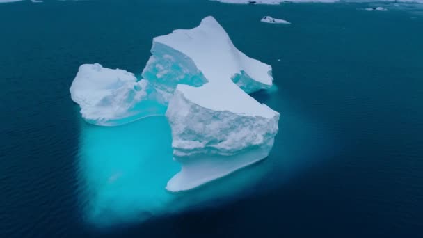 Antártida Derritiendo Iceberg Azul Deriva Del Agua Del Océano Agujero — Vídeo de stock
