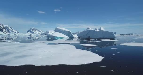 Παγόβουνα Από Λιώσιμο Των Παγετώνων Επιπλέουν Στον Παγωμένο Ωκεανό Την — Αρχείο Βίντεο