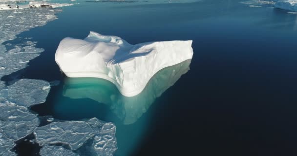 Iceberg Deriva Helado Océano Antártico Día Soleado Glaciar Que Derrite — Vídeo de stock