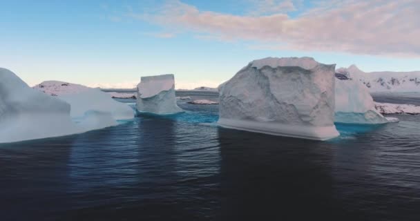 Eisberge Treiben Ozean Sonnenuntergang Arktische Landschaft Heitere Schönheit Der Gletscher — Stockvideo