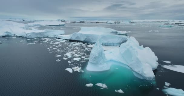 Treibende Eisberge Der Arktischen Winterlandschaft Antarktis Schmilzt Gletscher Mit Blauem — Stockvideo