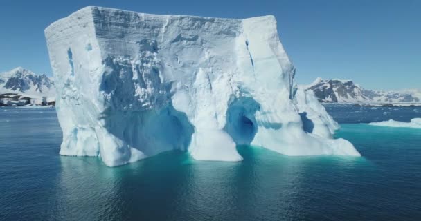 Riesige Antarktische Eisberge Treiben Sonnigen Tagen Blauen Ozean Riesiger Eisgletscher — Stockvideo