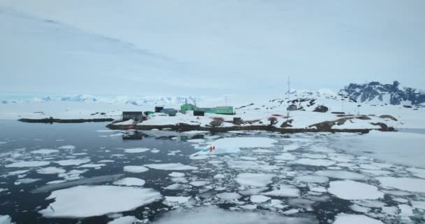 南極極の科学ステーション 人々は 地球規模の気候変動の氷の動き 環境条件を探求しています 科学研究野生生物 南極探検 空中ドローンショット — ストック動画