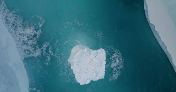 Blick Von Oben Auf Den Antarktischen Eisberg Der Von Blauen — Stockvideo