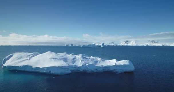 Огромный Талый Ледник Дрейфующий Синем Океане Антарктиде Полет Воздушного Беспилотника — стоковое видео