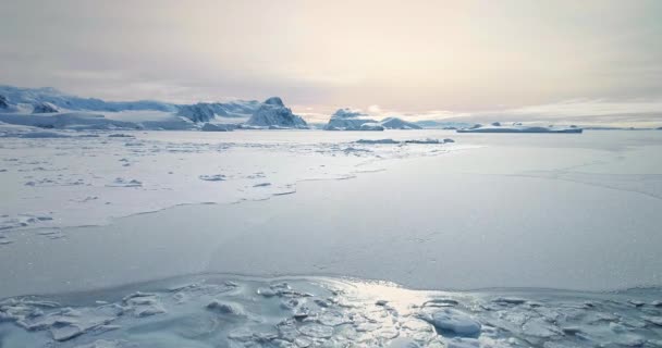Vuela Sobre Paisaje Congelado Puesta Del Sol Del Océano Antártico — Vídeos de Stock