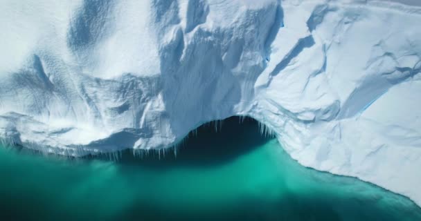 Таяние Ледниковой Пещеры Антарктики Бирюзовой Воде Океана Огромный Айсберг Снежная — стоковое видео