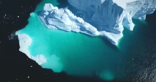 融化的雪覆盖了蓝水空中的冰川 大自然之美高耸着漂浮的冰山 极地冬季风景 生态学 融化的冰 气候变化 全球变暖背景 左轮手枪 — 图库视频影像
