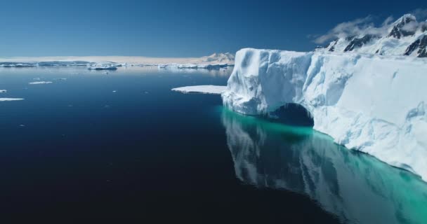 Ледниковая Арка Сосульками Плавает Голубой Водой Солнечный День Открытое Побережье — стоковое видео