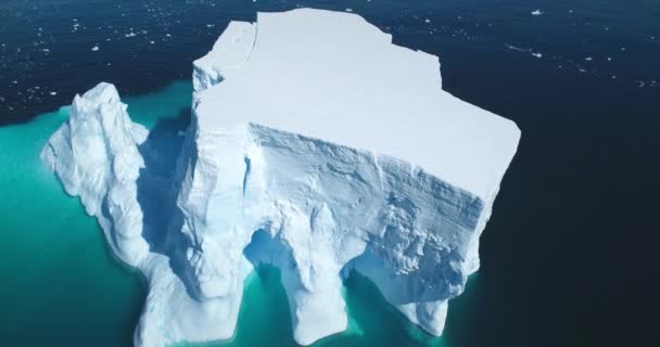 南极巨大的冰山融化在蓝水空中俯瞰 北冰洋冰洞高耸的大自然之美 南极的冬季场景 生态气候变化 全球变暖的概念 左轮手枪 — 图库视频影像