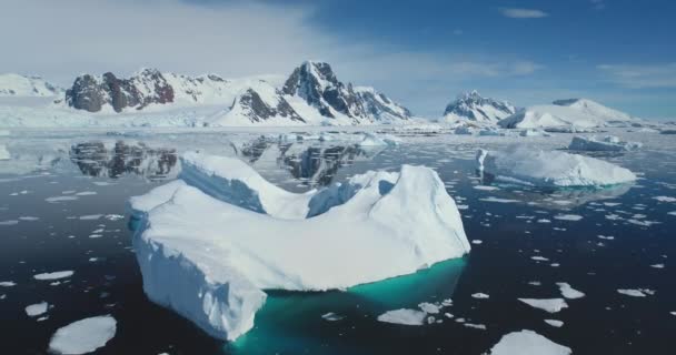 Luftflug Über Gigantischem Eisberg Mit Schmelzlochhöhle Inneren Schneebedeckte Gletscher Und — Stockvideo
