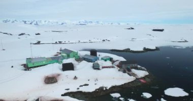 Antarktika Ukrayna Kutup İstasyonu Vernadsky hava manzarası. Vahşi doğa yarımadasındaki Güney Kutbu bilim üssü. Kar dağ kış manzarasını kapladı. Araştırma hava durumu küresel ısınma sorunu