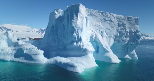 壮丽的冬季南极洲冰山在阳光灿烂的日子里漂流着大海 关闭覆盖在浮冰上的积雪 拍摄全景 融化的冰 气候变化 全球变暖 — 图库视频影像
