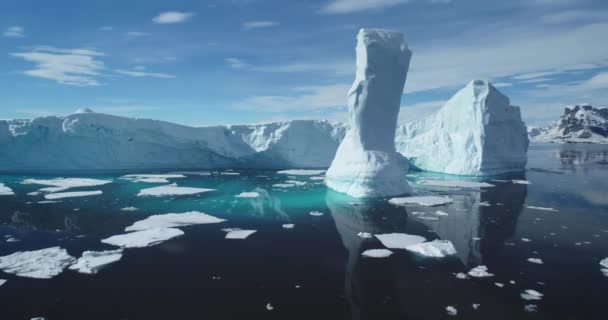 高耸融化的冰山全球变暖的概念 在阳光明媚的夏日 覆盖着白雪的冰川漂浮着碧绿的海水 极地气候变化问题 野生的南极洲自然环境 特写全景 — 图库视频影像