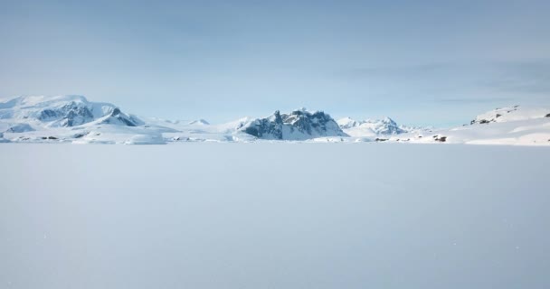Зимова Антарктида Сніг Покрив Природний Ландшафт Заморожений Океан Гірський Хребет — стокове відео