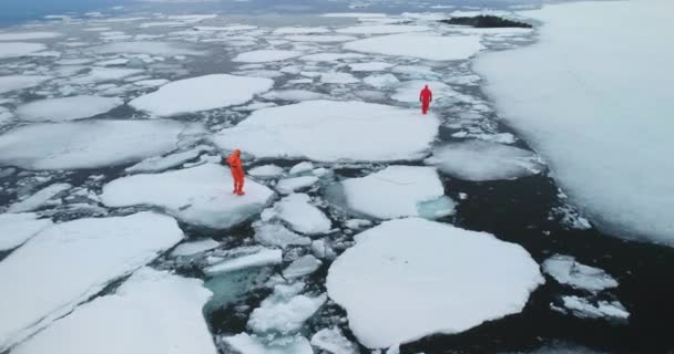 Ludzie Kombinezonach Roztopionym Lodzie Arktycznym Dwóch Mężczyzn Pomarańczowych Kombinezonach Uwięzionych — Wideo stockowe