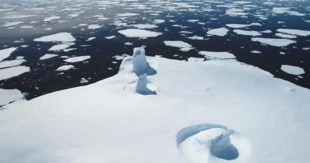 Snötäckt Isvägg Arktis Havsutsikt Glaciär Drivande Kallt Vatten Med Kraschat — Stockvideo