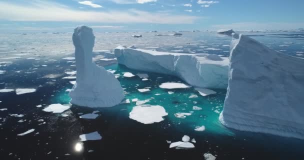 Schmelzender Eisberg Ragt Blauer Wasserbucht Die Sonnige Landschaft Der Antarktis — Stockvideo