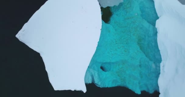 Танення Блакитної Крижаної Порожнини Плаває Арктичному Океані Природна Краса Високогірного — стокове відео
