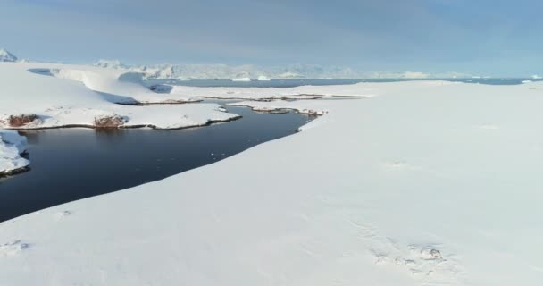 南極の冬の風景の手つかずの荒野 砂漠の白い雪 冷たい海の川 背景にある山 探検と冒険 南極点に旅行する シネマティックドローン — ストック動画