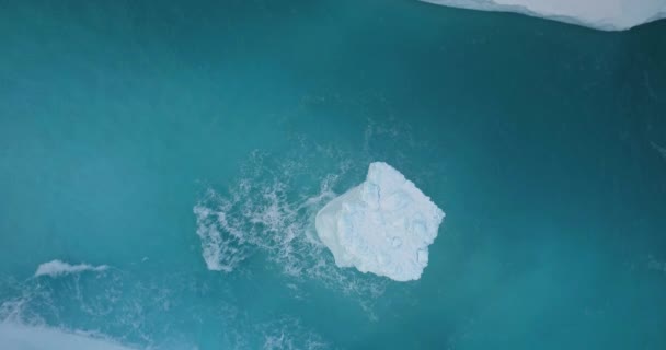 Einsamer Eisberg Spülte Blaue Meereswellen Von Oben Nach Unten Arktisches — Stockvideo