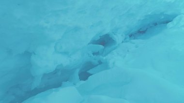 Antarktika turkuaz buzdağı boşlukta mavi buz Mağarası. Kristal dağ kutup kış derin delik. Aşırı kırık Antarktika Jeoloji buzul görüntüleri çekim görüntüleri 4 k Uhd dondurulmuş