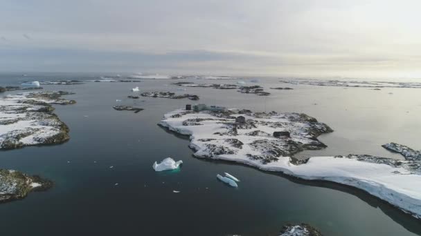 Ανταρκτική Wild Nature Water Surface Aerial View Πολικός Σταθμός Vernadsky — Αρχείο Βίντεο