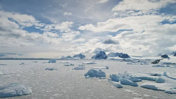 Antarktika Iceberg Doğa Manzara havadan görünüm. Epic Güney Polar Ice arazi Environmenent rock Coast yüzey genel bakış. Görkemli Antarktika Sahili kıta sahne drone çekim görüntüleri 4k UHD