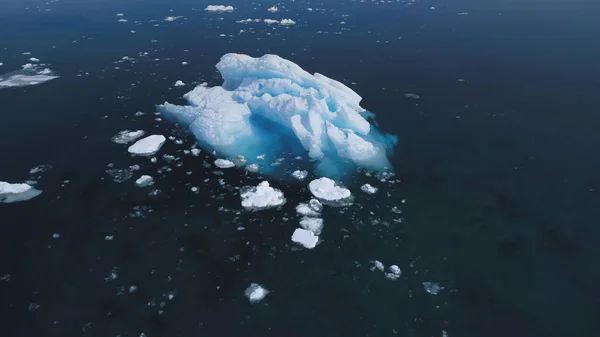 Görkemli Antarktika Iceberg hareket havadan görünümü. Derin açık Arctic FLOE okyanus su Seascape yüzey genel bakış. Antarktika Wildlife Iklim değişikliği küresel ısınma kavramı drone görüntüleri 4k UHD