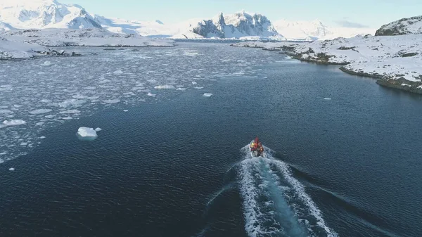 Antarktika okyanus hava atış zodyak bota. Güney Kutbu Antarktika buzul drone uçuş Özeti. Buz Shore arasında donmuş kış su ortamındaki kauçuk tekne şamandıra. Görüntüleri vurdu içinde 4 k Uhd