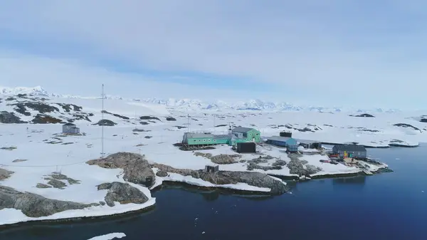 Antarktika Yarımadası vernadsky İstasyonu havadan görünümü. 4 k Uhd çekimde buz Kutbu üssü, görkemli doğa Panorama küresel ısınma kavramı en iyi Drone uçuş görüntüleri Arktik Okyanus Kıyısı erime