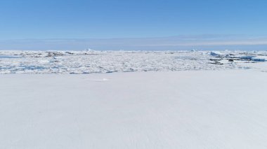 Antarktika kıyısında buzul yüzey açık su havadan görünümü. Arctic erime buz görkemli manzara küresel ısınma konsepti üst uçuş uçak yüzen Lagoon görüntüleri 4 k Uhd vurdu