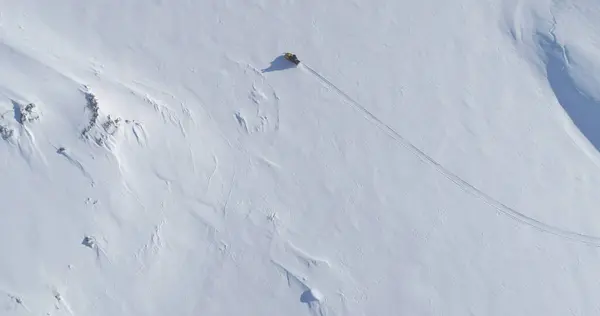 Klasik Kar Gezgini Kar Yüzeyi. Havadan İzleme Görüntüsü. Antarktika 'ya Ski-doo Seyahat Gezisi Buz Kaplı Topraklar. 4K UHD 'de Kutup Aşırı Aktivitesi İHA Görünümü Görüntüsü