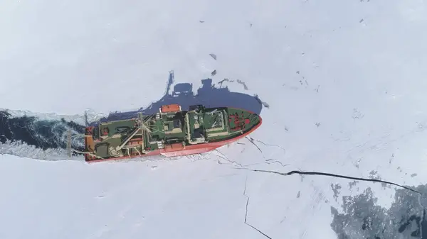 Antarktika buzkıran tekne yukarıdan aşağıya havadan görünümü. Laurence M. Gould küresel ısınma araştırma tekne Break Through kutup sahil dron çekim görüntüleri 4 k Uhd yüzeyde buzul donmuş okyanus