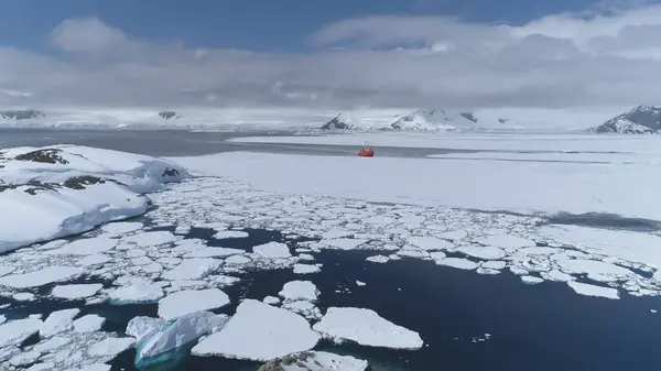 Antarktika okyanus sefer buzkıran tekne havadan görünümü. Araştırma misyon gemi Cruise için kutup buzdağı buzul, donmuş Yalı üst uçuş dron çekim görüntüleri 4k Uhd