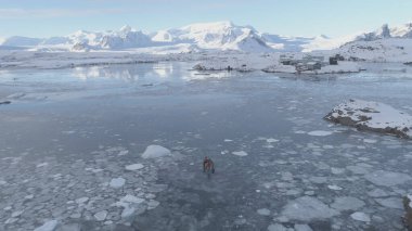 Zodyak tekne yelken, Vernadsky istasyonu havadan görünümü. Sefer kauçuk taşıma keşfetmek Antarktika Yarımadası okyanus su Küstah buz Güney Kutbu sahil deniz manzarası dron en iyi görüntüleri 4 k Uhd vurdu