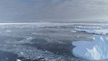 Su Buzulu buzdağı hız uçuş görünümünün üzerinde açın. Buz erime kış okyanus su yüzey sinek Drone'ne genel bakış. Antarktika iklim değişikliği kavram görüntüleri vurdu içinde 4 k Uhd