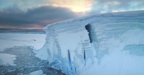 Enormt Högt Glaciärpanorama Solnedgången Polars Naturmiljö Arktiskt Vinterlandskap Snötäckt Blått — Stockvideo