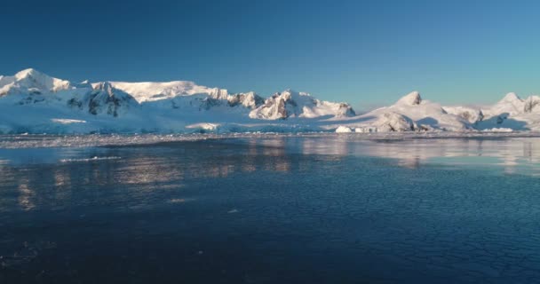 Polarfruset Havslandskap Vattenytan Snötäckt Bergskedja Blå Himmel Solig Kväll Vinterbakgrund — Stockvideo
