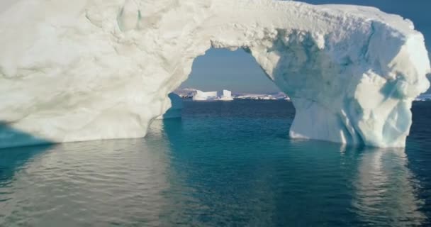 Boog Smeltende Arctische Ijsberg Drijvend Blauw Oceaanwater Lage Hoek Drone — Stockvideo