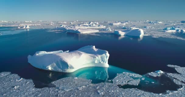 平静的北极场景 冰山漂浮在蓝色的海洋上 在明亮的蓝天阳光下破碎的海冰 极地夏天冰川融化 空中融化 融化的冰 气候变化 全球变暖概念 — 图库视频影像
