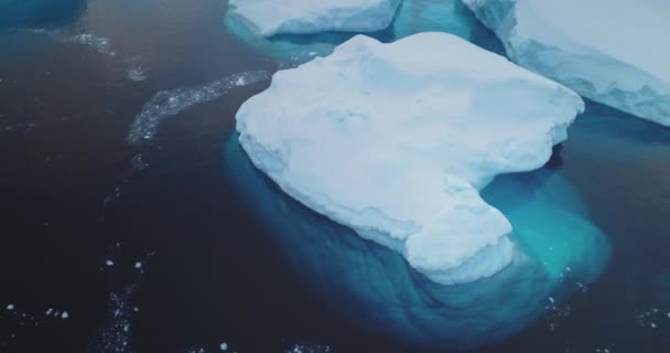 水下融化的冰山漂浮在北冰洋 从崩塌的冰川中分离出来的冰漂浮在蓝色的冷水中 生态学 融化的冰 气候变化 全球变暖的概念 特写轮调全景 — 图库视频影像