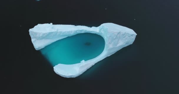 Ijsberg Drijft Rustige Arctische Oceaan Ijsvorming Stortte Neer Door Smeltende — Stockvideo