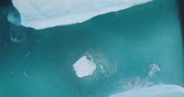 极地自然环境中巨大的高冰川 南极洲融化的蓝色水冰 生态学 融化的冰 气候变化和全球变暖的概念 北极背景 空对空无人机发射放大 — 图库视频影像
